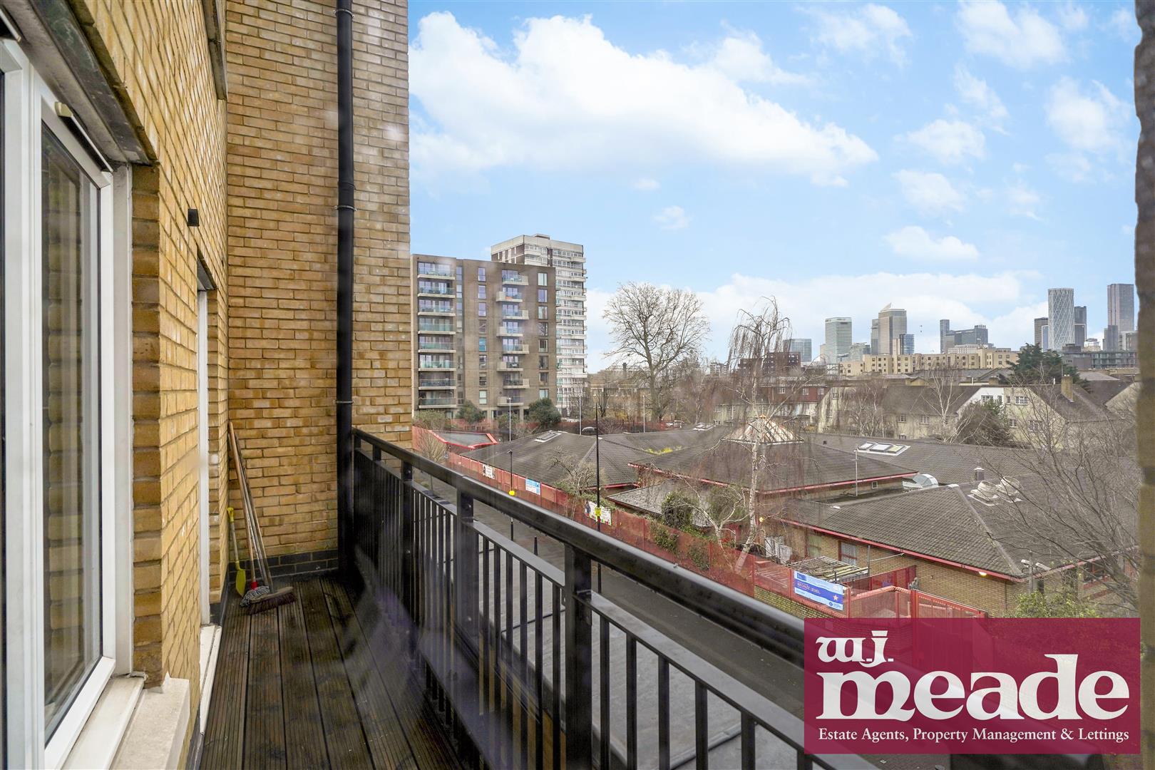 2 bed property in Mercer Court, Mile End